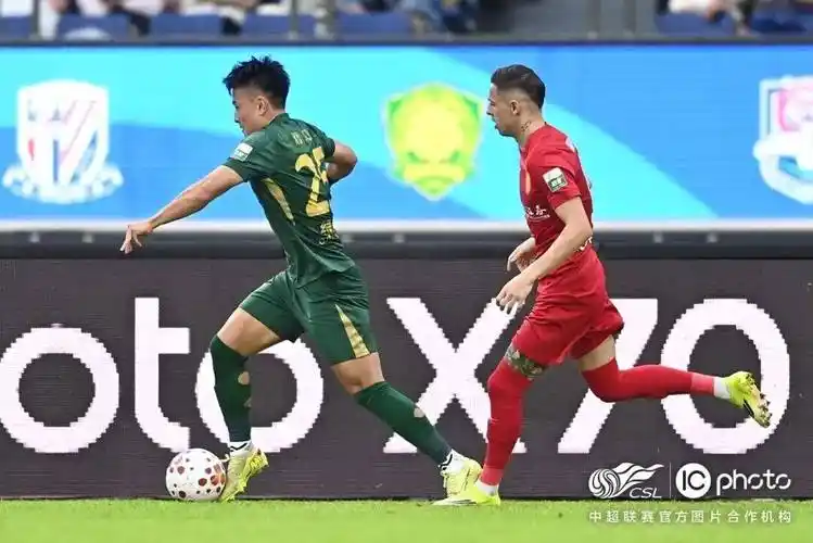 欧冠对决：AC米兰 VS 巴塞罗那